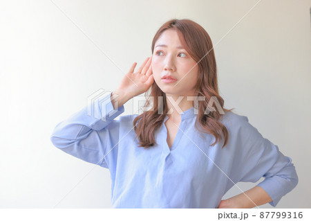 聞き耳を立てる若い女性2 87799316