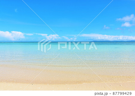 沖縄 夏の青空と波照間島の海 沖縄 夏の青空と波照間島の海 87799429