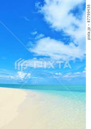 沖縄　夏の青空と池間島の海 87799436