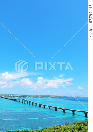 沖縄　夏の青空と海　来間大橋と海 87799442