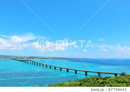沖縄　夏の青空と海　来間大橋と海 87799443