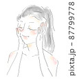 顔に化粧水を塗り込む女性 87799778