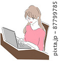 ノートパソコンを開いて作業をする女性 87799785
