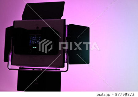 RGBビデオライトでのスタジオ撮影 87799872