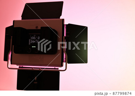 RGBビデオライトでのスタジオ撮影 87799874