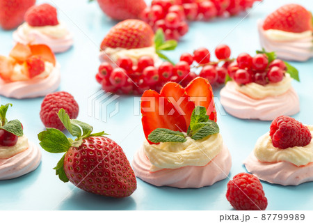 Pavlova meringue cake with fresh berries and mint Pavlova meringue cake with fresh berries and mint 87799989