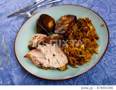 Grilled pork slices with roasted potato and braised cabbage Grilled pork slices with roasted potato and braised cabbage 87800386