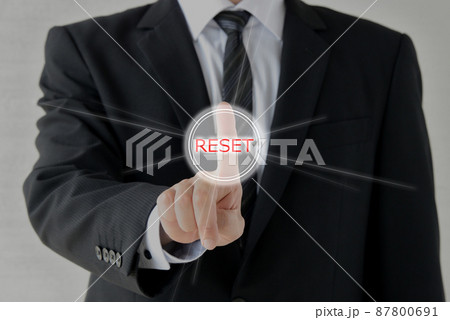 リセットボタンを押すビジネスマン 87800691
