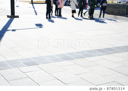 日中横断歩道を待つ人 日中横断歩道を待つ人 87801314