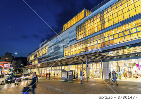 【静岡県】観光客で賑わう熱海駅の夜景 87801477
