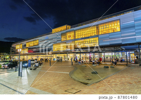 【静岡県】観光客で賑わう熱海駅の夜景 87801480