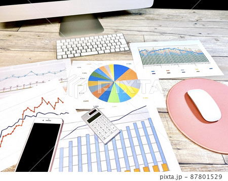 ビジネスイメージ パソコンとグラフ ビジネスイメージ パソコンとグラフ 87801529
