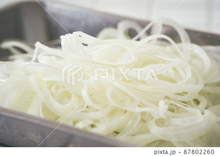 調理用バットにのせいたオニオンスライス 調理用バットにのせいたオニオンスライス 87802260