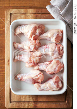 調理バットに並べた鶏の手羽元 調理バットに並べた鶏の手羽元 87802752