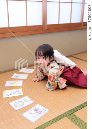 1歳の誕生日に袴を着て一升餅を背負って選び取りをする子供 1歳の誕生日に袴を着て一升餅を背負って選び取りをする子供 87802803