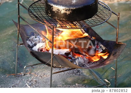 キャンプの焚火 キャンプの焚火 87802852