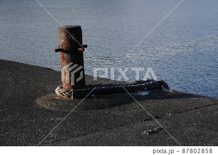 錆びついた久礼湾突堤の舫柱 錆びついた久礼湾突堤の舫柱 87802858