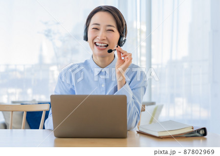 テレワーク　リビング　窓　ヘッドセット　カメラ目線 87802969