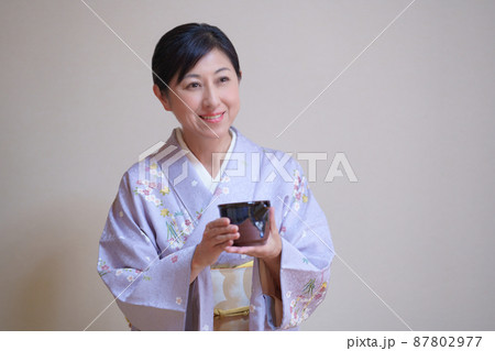 着物姿でお酒を勧める日本人女性 お酒の片口を持つ中年女性 着物姿でお酒を勧める日本人女性 お酒の片口を持つ中年女性 87802977