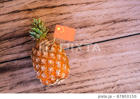 台湾産パイナップルと中国の国旗　侵略　支配　イメージ 87803150