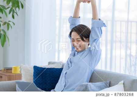 女性　ソファー　テレワーク　開放感 87803268