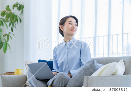 女性　リラックス　テレワーク　 87803312