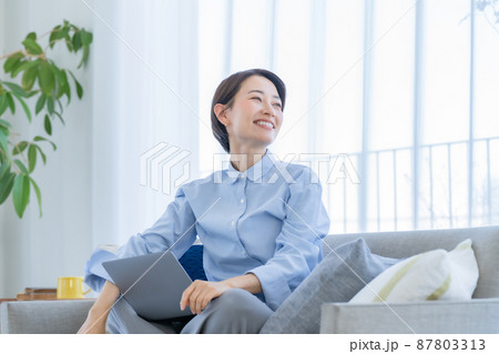 女性 リラックス テレワーク 女性 リラックス テレワーク 87803313