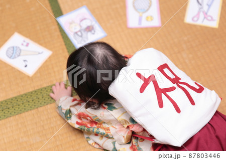1歳の誕生日に袴を着て一升餅を背負って選び取りをする子供 1歳の誕生日に袴を着て一升餅を背負って選び取りをする子供 87803446