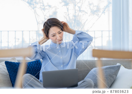 ソファー 女性 悩む ソファー 女性 悩む 87803623