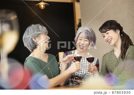 大人の女子会　イメージ　 87803930