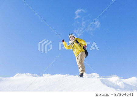 雪山を登る若い女性 雪山登頂イメージ 雪山を登る若い女性 雪山登頂イメージ 87804041