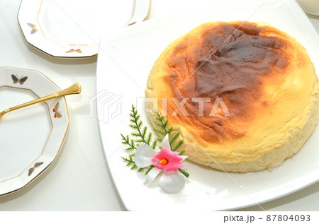 皿にのせた手作りのワンホールのヨーグルトケーキ 皿にのせた手作りのワンホールのヨーグルトケーキ 87804093