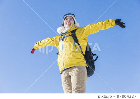 雪山を登る若い女性　雪山登頂イメージ 87804227