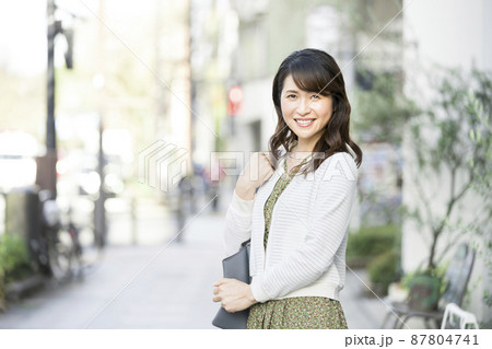 カメラ目線で笑顔のアラフィフの女性 87804741