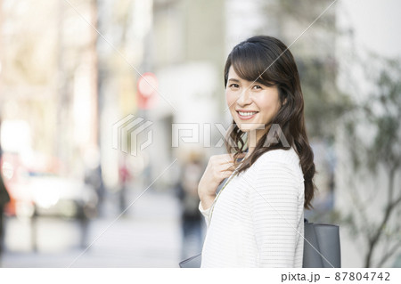 カメラ目線で笑顔のアラフィフの女性 カメラ目線で笑顔のアラフィフの女性 87804742