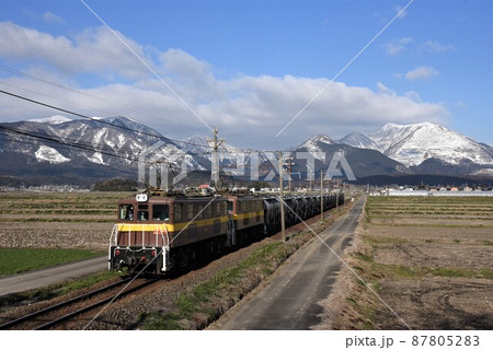 三岐鉄道　三岐線　丹生川 - 三里駅間　藤原岳を後に　セメント輸送　貨物列車が行く 87805283