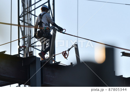 鉄骨組み立て工事現場　とび職の作業風景 87805344