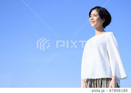 空を見上げる女性 87806180