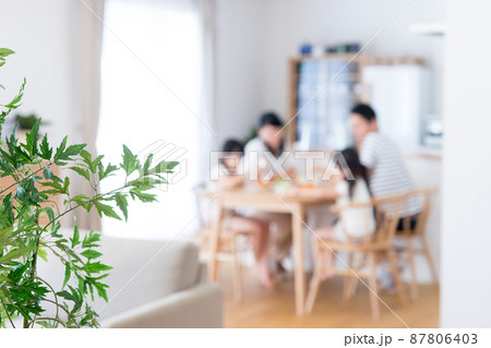 食事をする若い家族 87806403