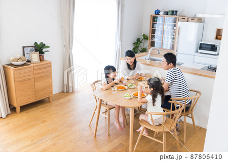 食事をする若い家族 87806410