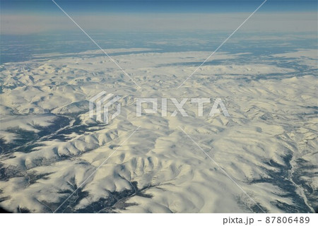ロシア　5月春遠いシベリアの大地　ウラル山脈　空撮 87806489