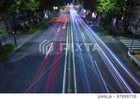 夜の環七通りの交通 環状7号線の夜景【都会イメージ】 夜の環七通りの交通 環状7号線の夜景【都会イメージ】 87806736