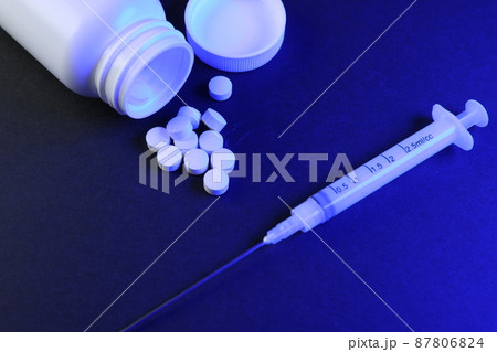 薬と注射器 薬と注射器 87806824