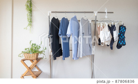 洗濯物(マスク・シャツなど)の部屋干し。梅雨の時期イメージ 洗濯物(マスク・シャツなど)の部屋干し。梅雨の時期イメージ 87806836