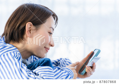ミドル女性 スマホ カード ミドル女性 スマホ カード 87807868