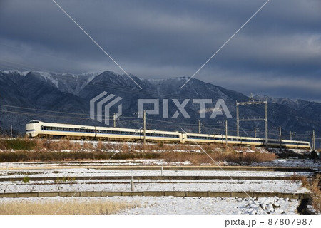 比良山麓　湖西線　小野 - 和邇駅を行く　特急電車 87807987