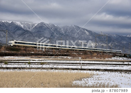 比良山麓　湖西線　小野 - 和邇駅を行く　特急電車 87807989