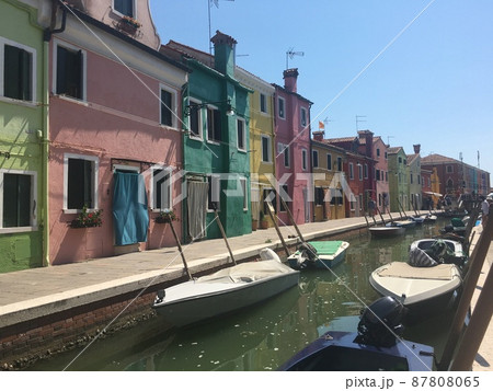 海に囲まれたカラフルでお洒落なブラーノ島 87808065