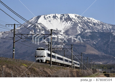 春近し　伊吹山麓　海道本線　近江長岡を行く　特急しらさぎ 87808504