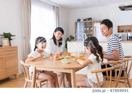 ダイニングで食事する若い家族 87809091